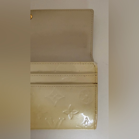 Louis Vuitton Ivory Vernis Sarah Wallet - Picture 10 of 16